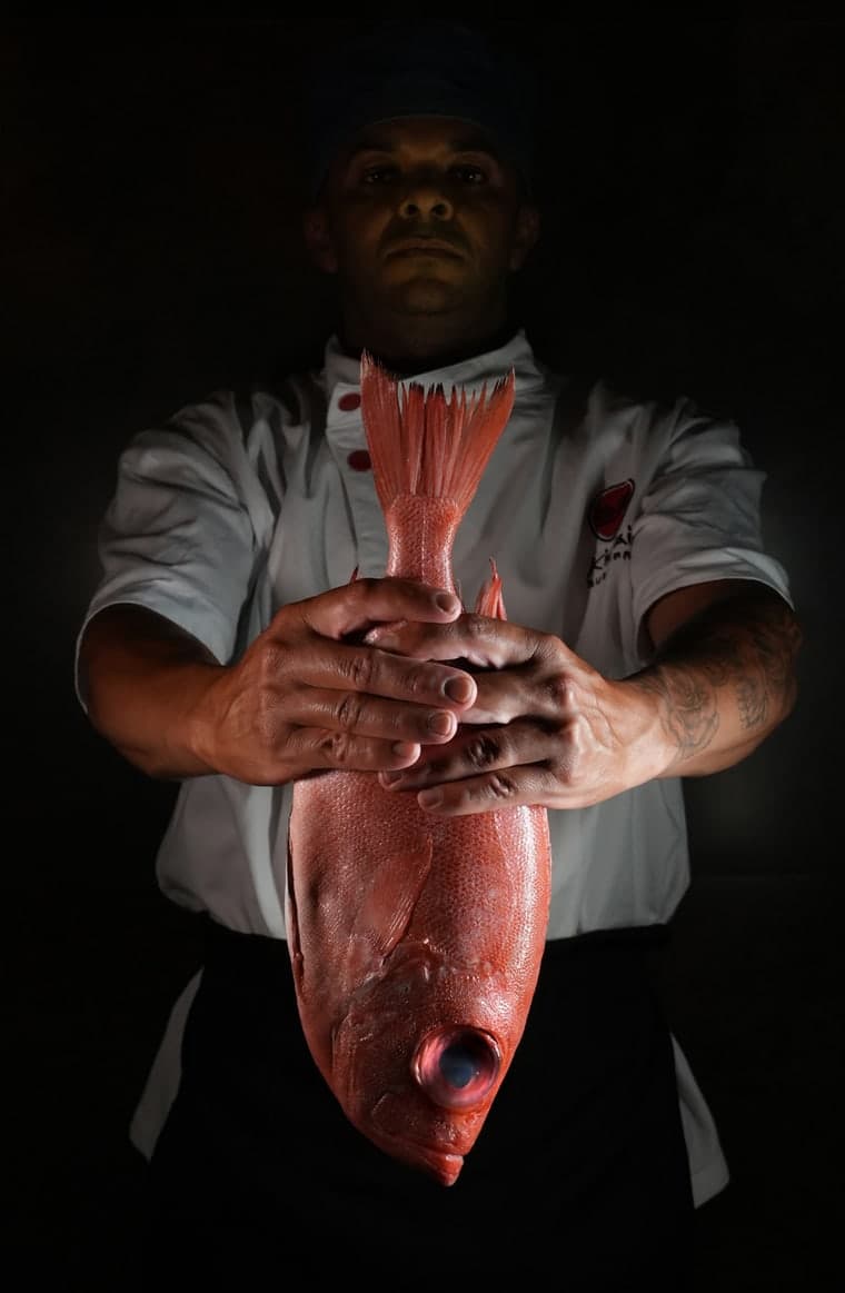 Chef Kinpai segurando peixe